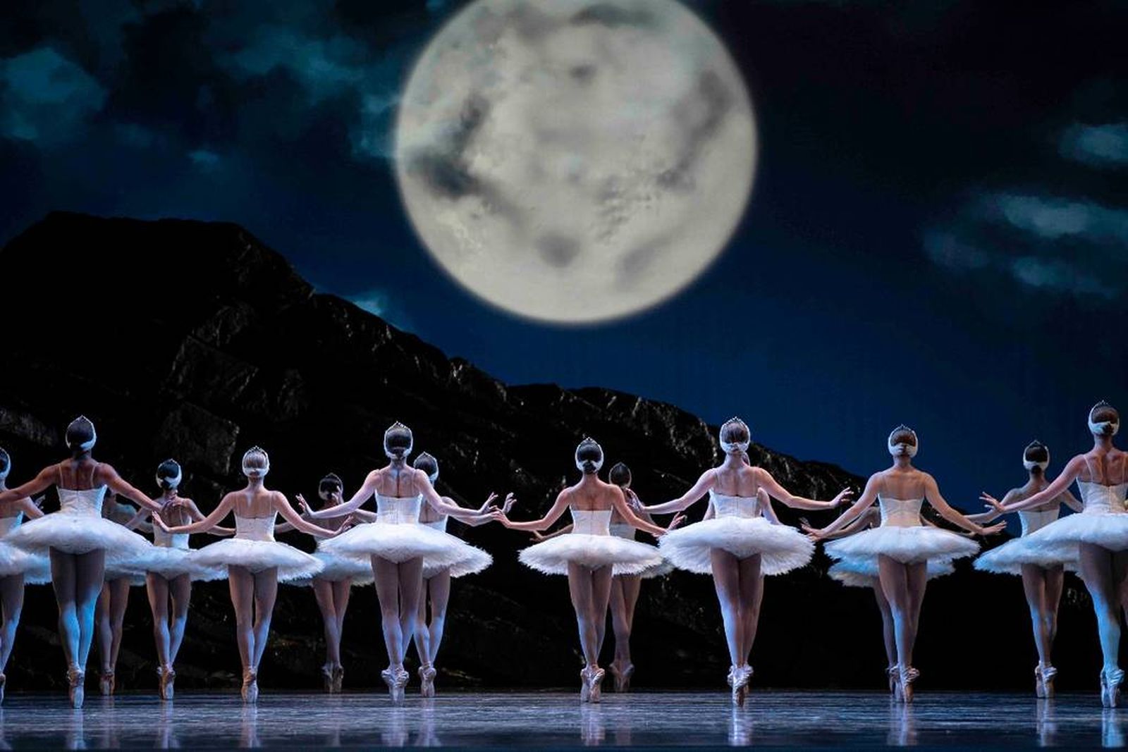San Francisco Ballet in Tomasson's Swan Lake // Â© Erik Tomasson