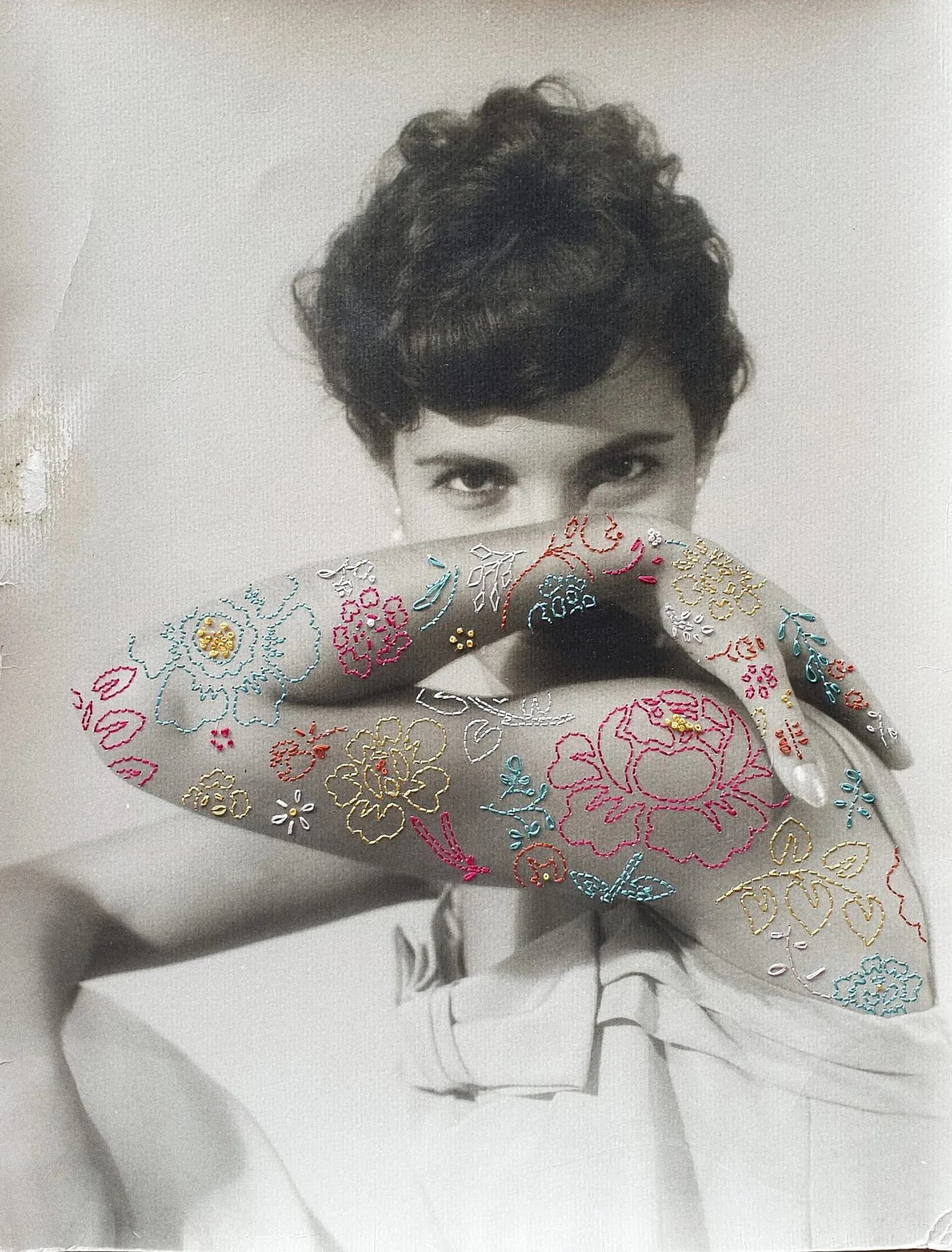 Primavera tatuada Maite Ortega Bordado sobre fotografía 355x285 cm enmarcado doble cristal año 2018