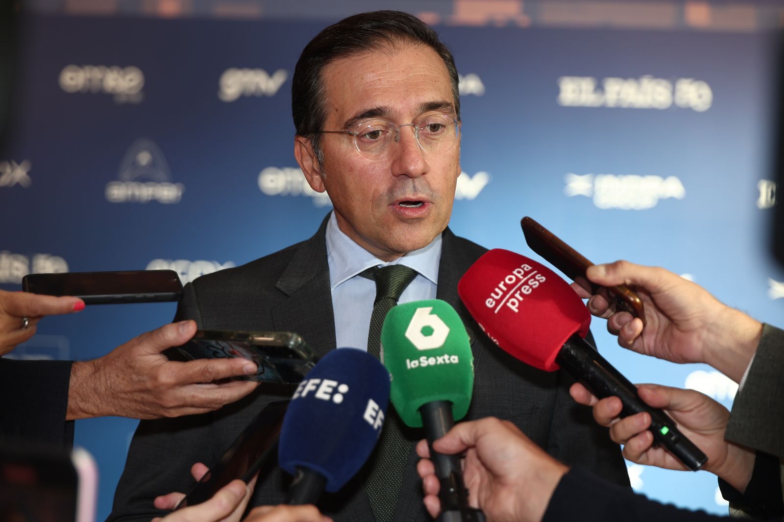 El ministro de Asuntos Exteriores, Unión Europea y Cooperación, José Manuel Albares, atiende a los meduios a su llegada a la III edición de 'Diálogos para la Seguridad', en el Centro Superior de Estudios de la Defensa Nacional (CESEDEN), a 17 de septiembr
