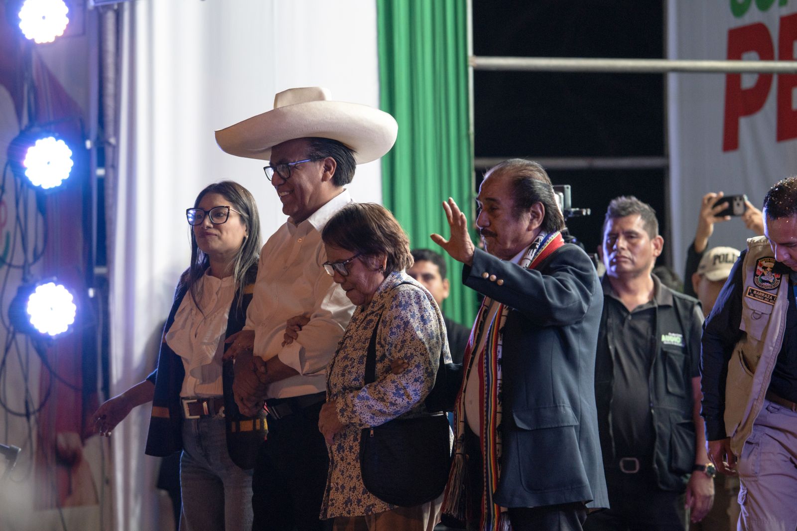 Candidato izquierdista Roberto Sánchez promete restablecer equilibrio de poderes en Perú