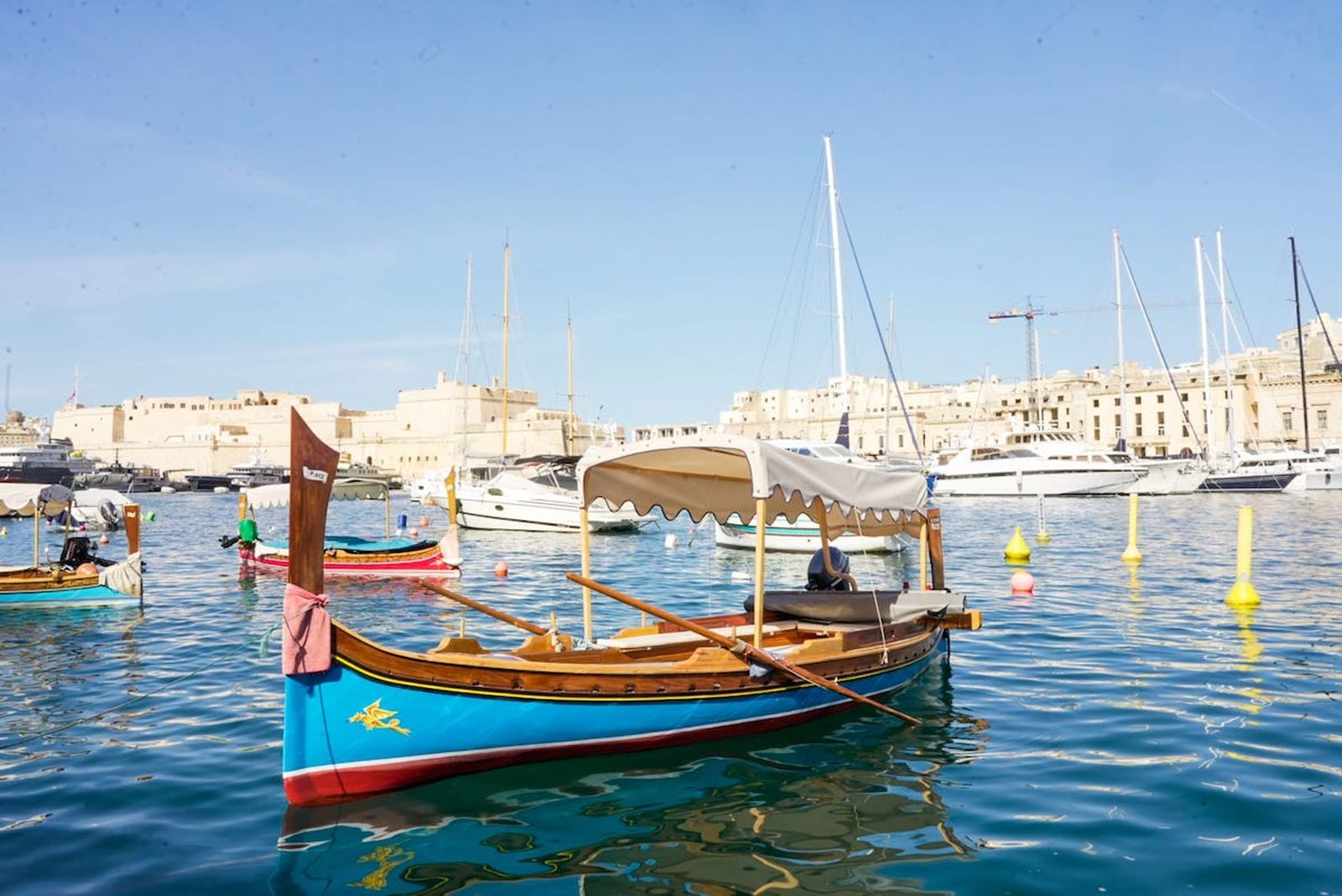 malta-Marsaxlokk-puerto-luzzus-barcos.jpg